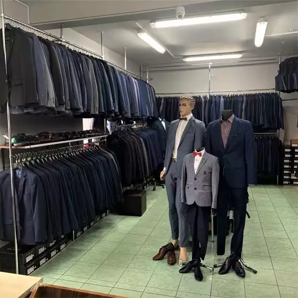 Manekiny w garniturach w sklepie z garniturami