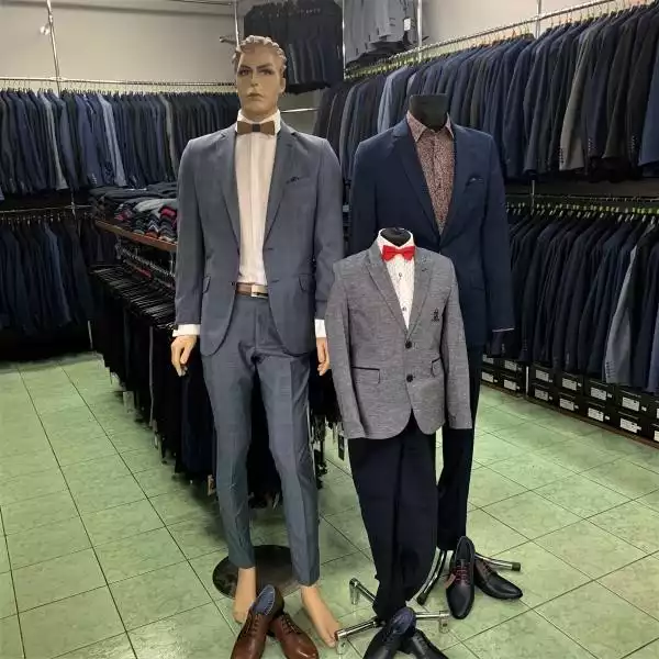 Manekiny w garniturach w sklepie z garniturami