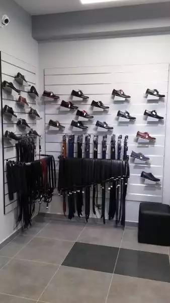 Męskie buty do garnituru na wystawie w sklepie